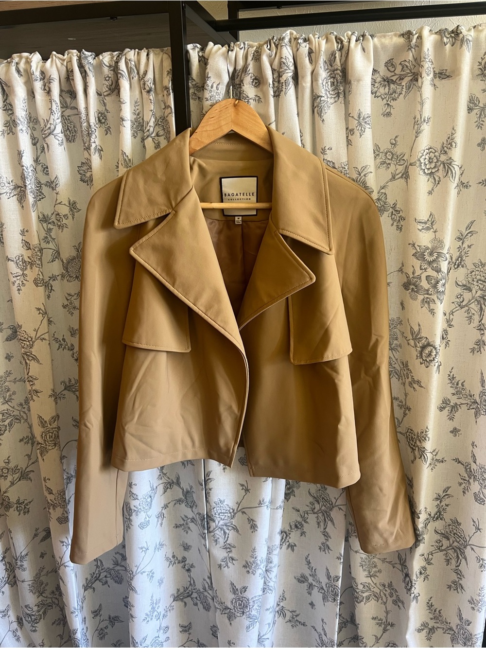 Bagatelle Cropped Tan Trench Jacket with Oversized Collar size M